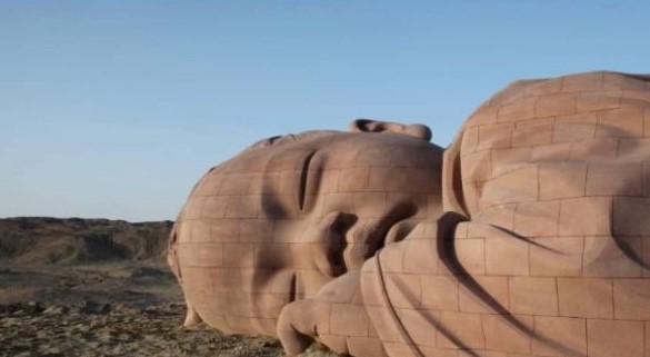 “Em bé khổng lồ” cô đơn giữa sa mạc Trung Quốc