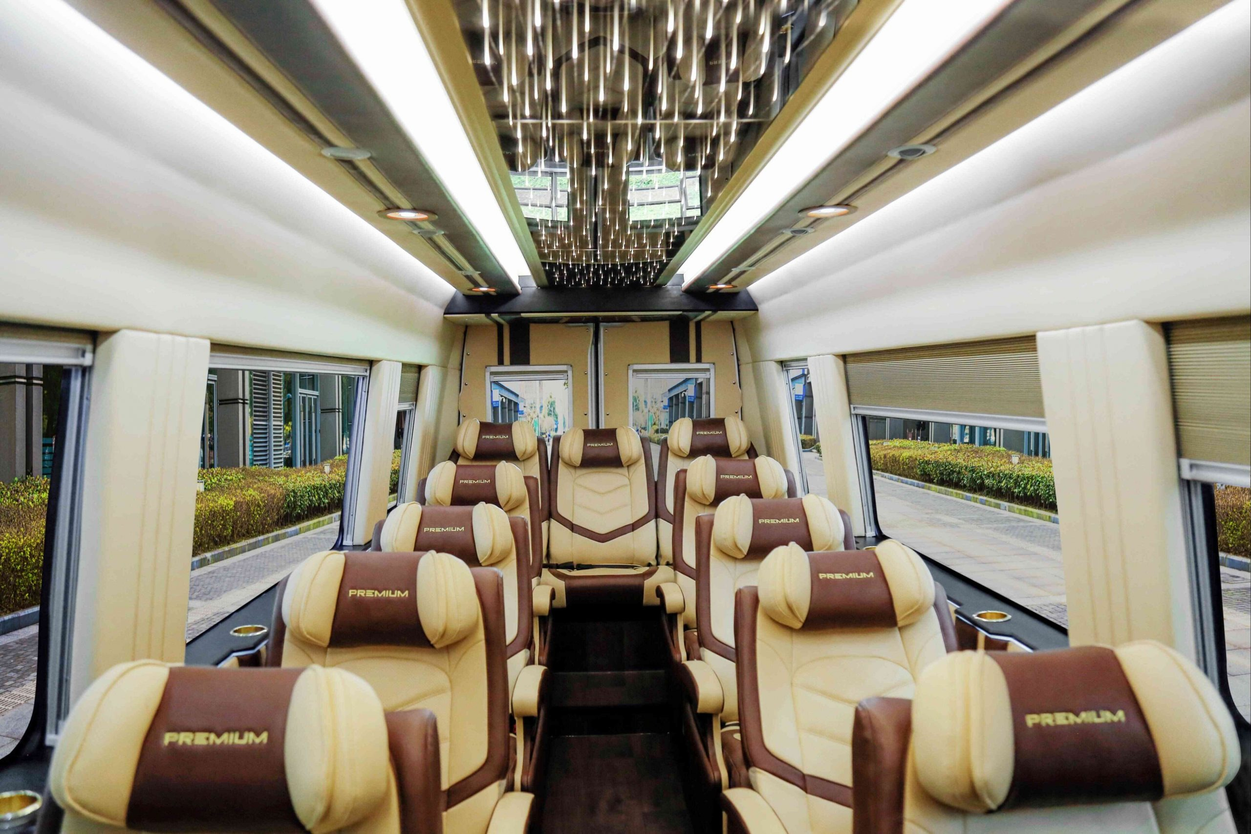 Thuê Xe Limousine 19 Chỗ Giá Rẻ – Trải Nghiệm Hành Trình Sang Trọng Cùng Huy Đạt